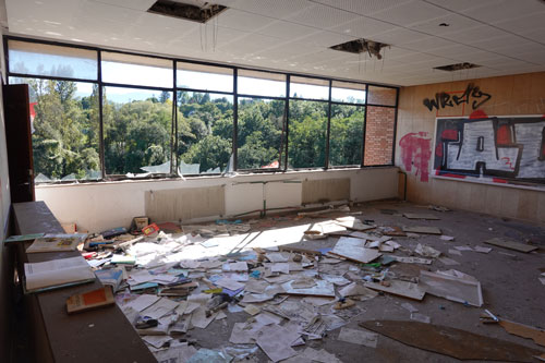 Desamiantage-de-toitures-en-amiante-ciment-dans-un-college Désamiantage de toitures dans un collège