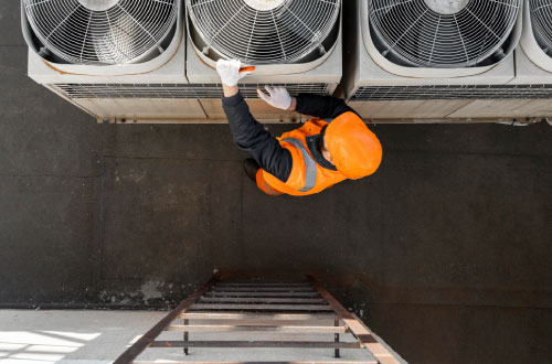 Intervention-sur-un-climatiseur par un technicien