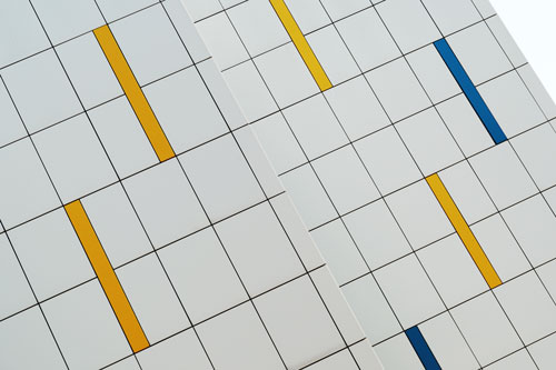 Pose de carrelage dans un groupe scolaire