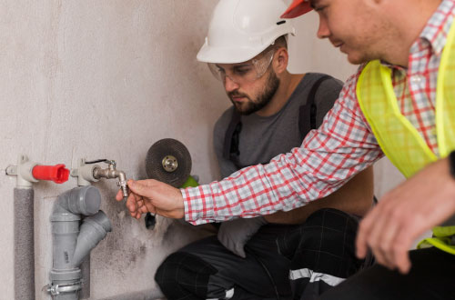 Travaux de réhabilitation des réseaux d’eau et sanitaires dans un complexe scolaire