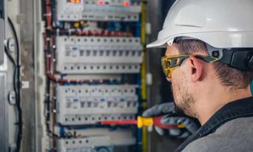 électricien travaillant