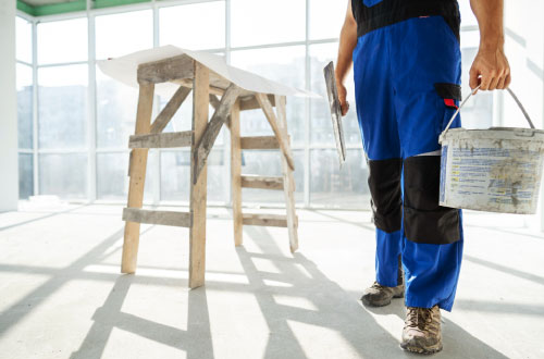 Homme avec matériel de peinture dans les mains