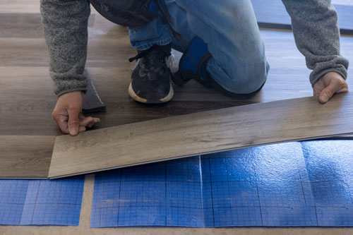 Travaux d’isolation de planchers bas dans des bureaux administratifs