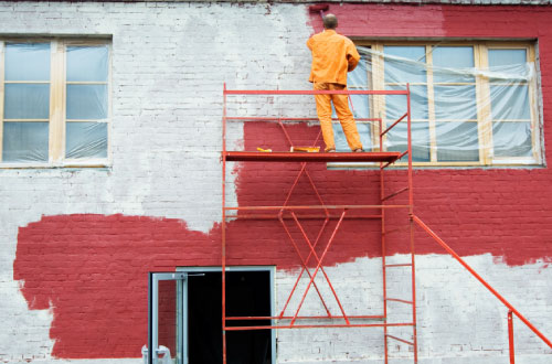 Travaux de peinture pour la rénovation d'un logement social