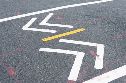 Peinture de signalisation sur une route